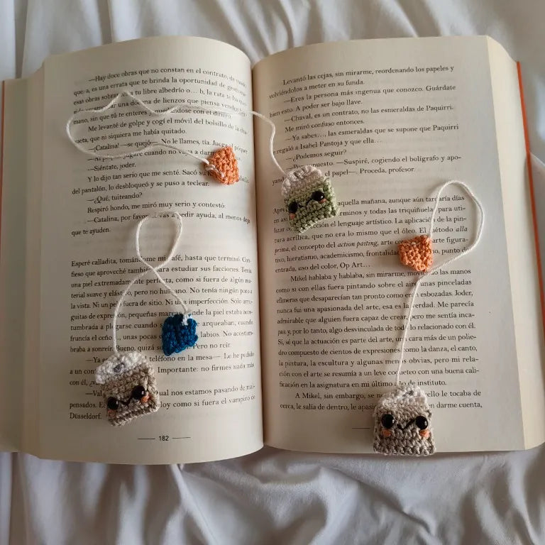 marcapáginas de crochet con forma de bolsa de té