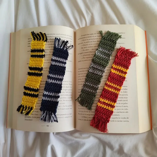 marcapáginas de crochet con forma de bufanda mágica