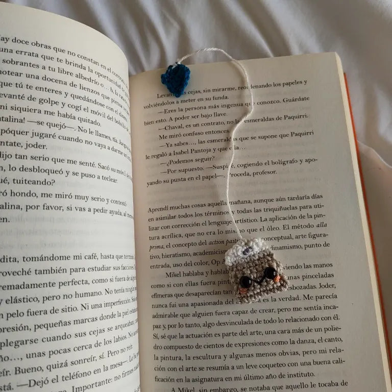 detalle de marcapáginas de crochet estilo té