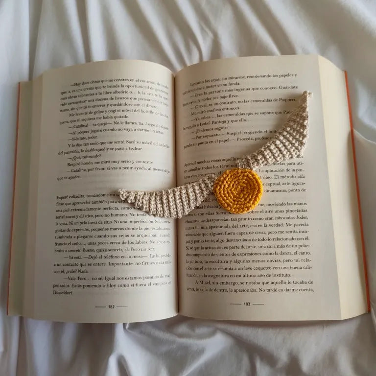 marcapáginas de crochet esfera dorada con alas