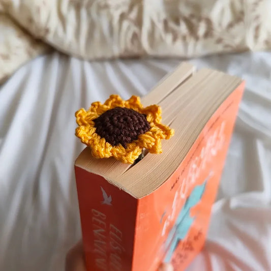 marcapáginas de crochet con girasol sobre libro2