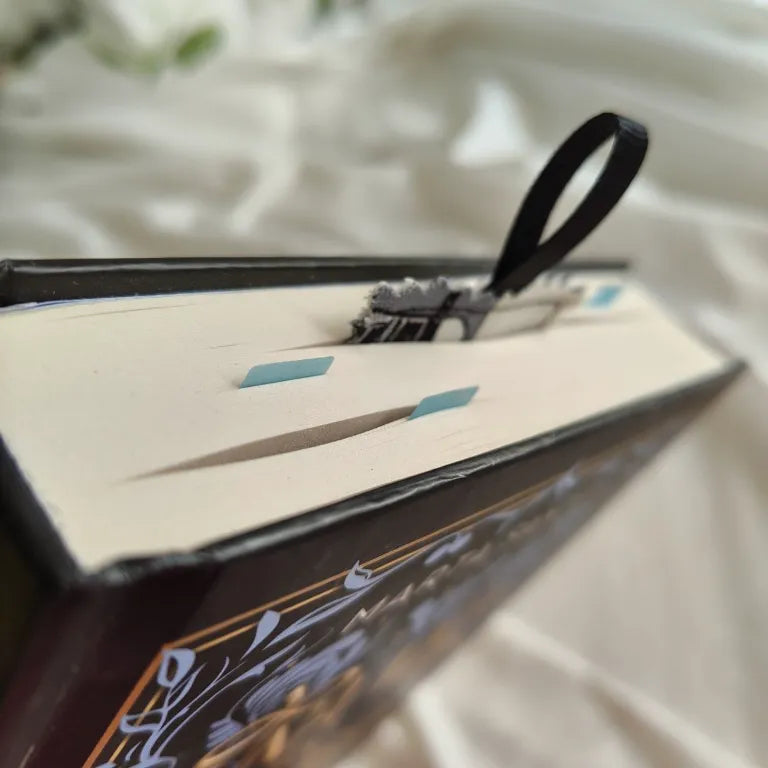 Detalle del marcapáginas de tela rectangular con viñetas de Snoopy y acabado de bordes dentados.