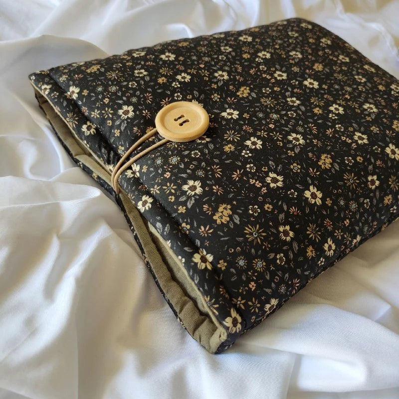 funda para libro negra con flores marrones e interior beige