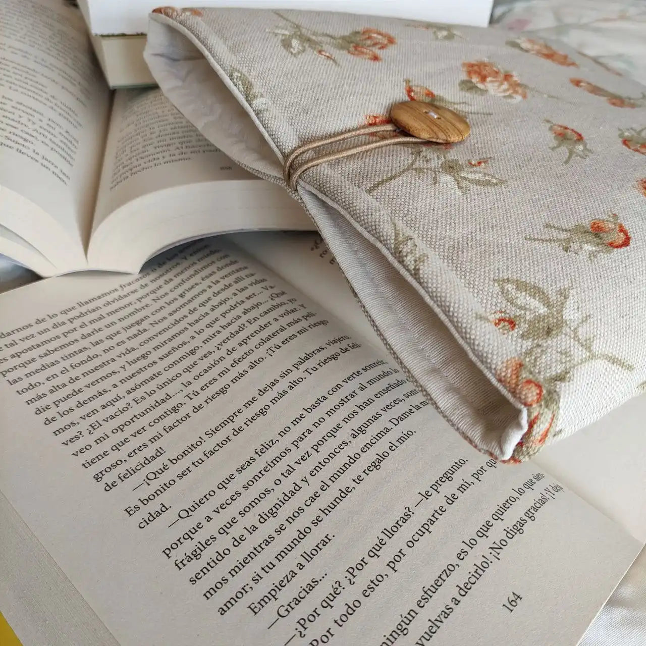 funda gris de tela acolchada para libros