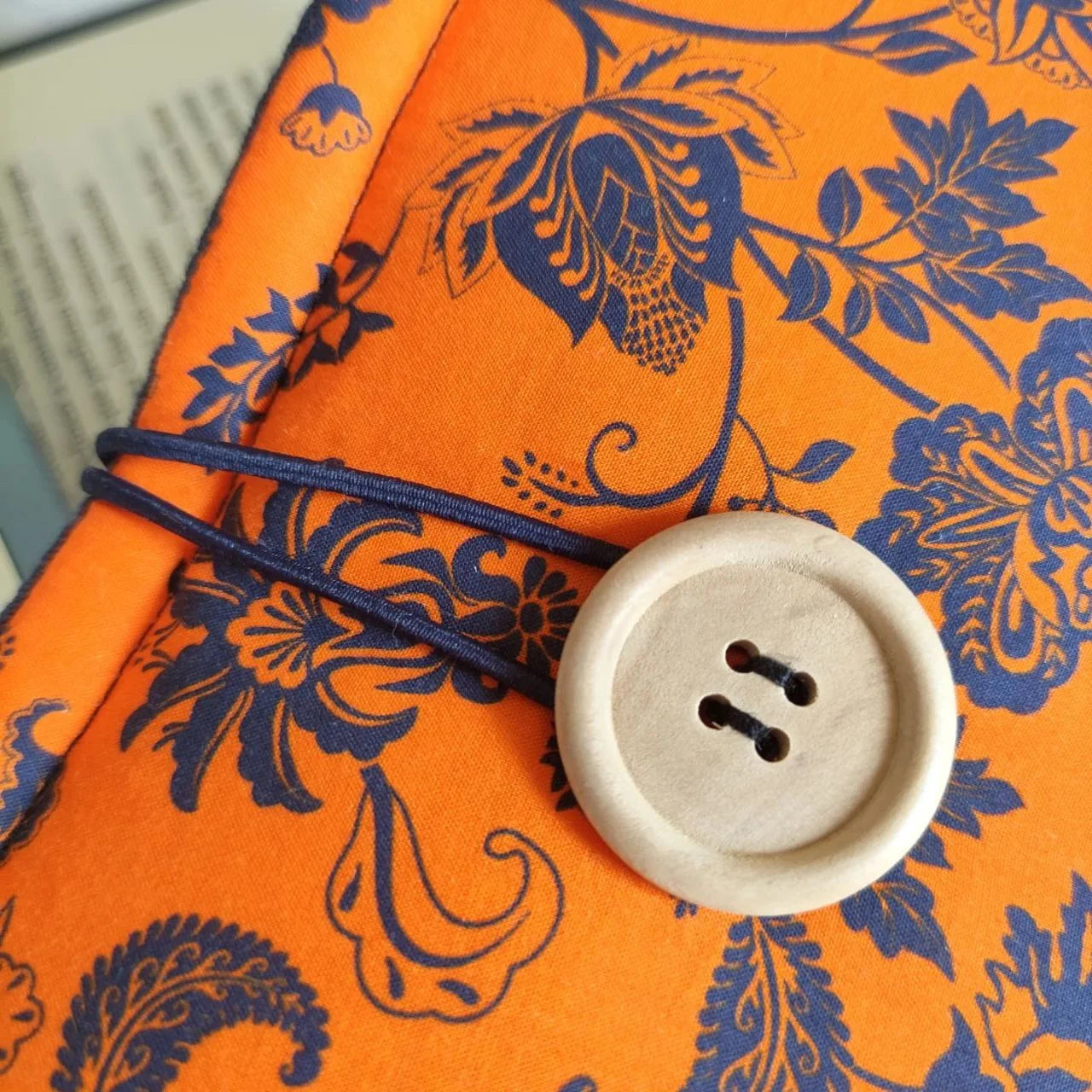 funda para libro naranja con flores