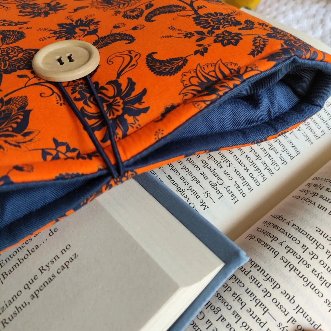 funda para libro naranja con flores azules