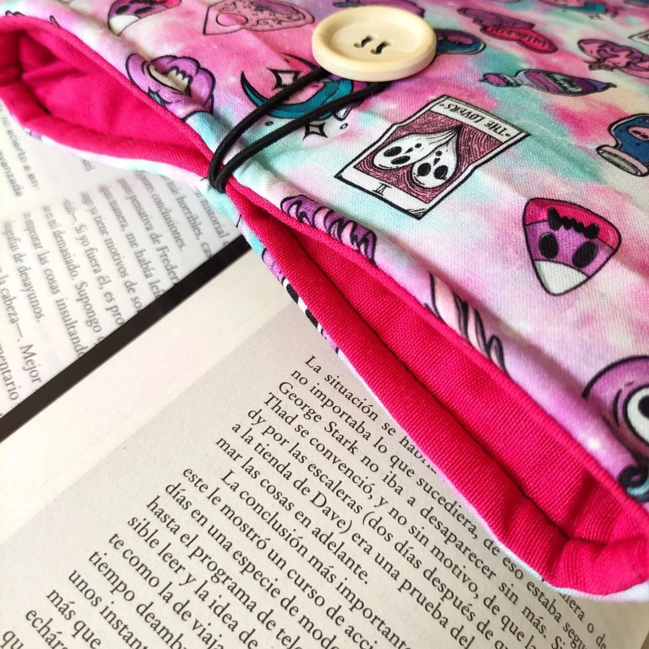 funda para libro de tela rosa y estampado de fantasmas interiori fucsia