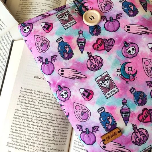 funda para libro de tela rosa y estampado de fantasmas