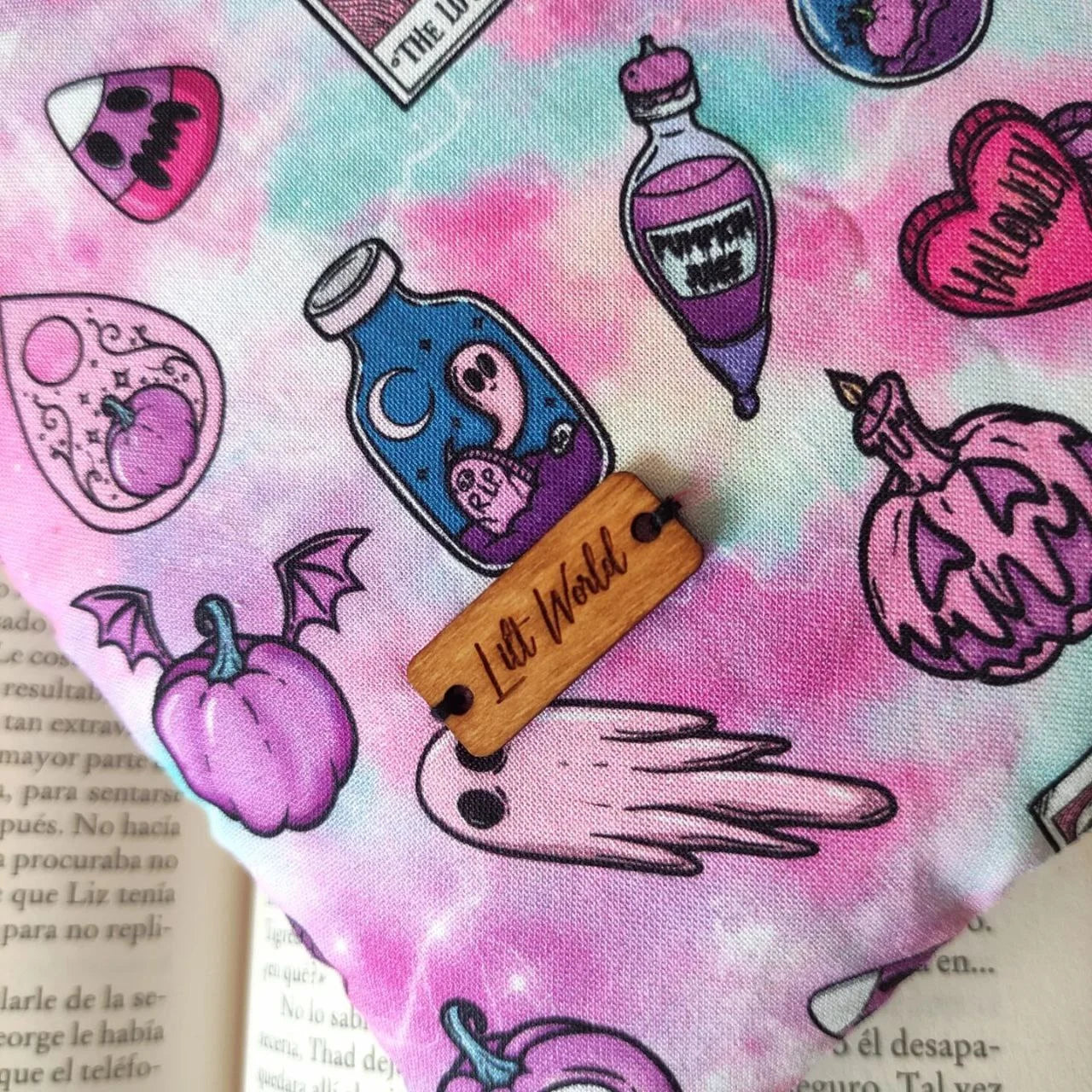 funda para libro de tela rosa y estampado de fantasmas y chapa de marca de madera