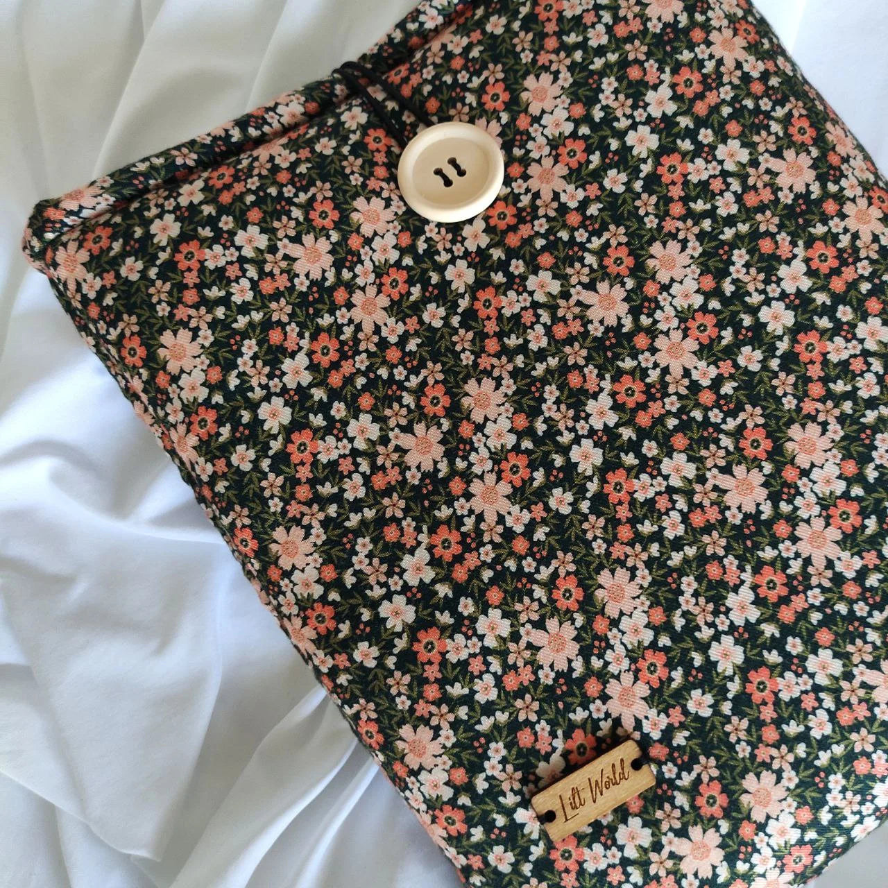 funda con estampado floral con colores rosas y negros