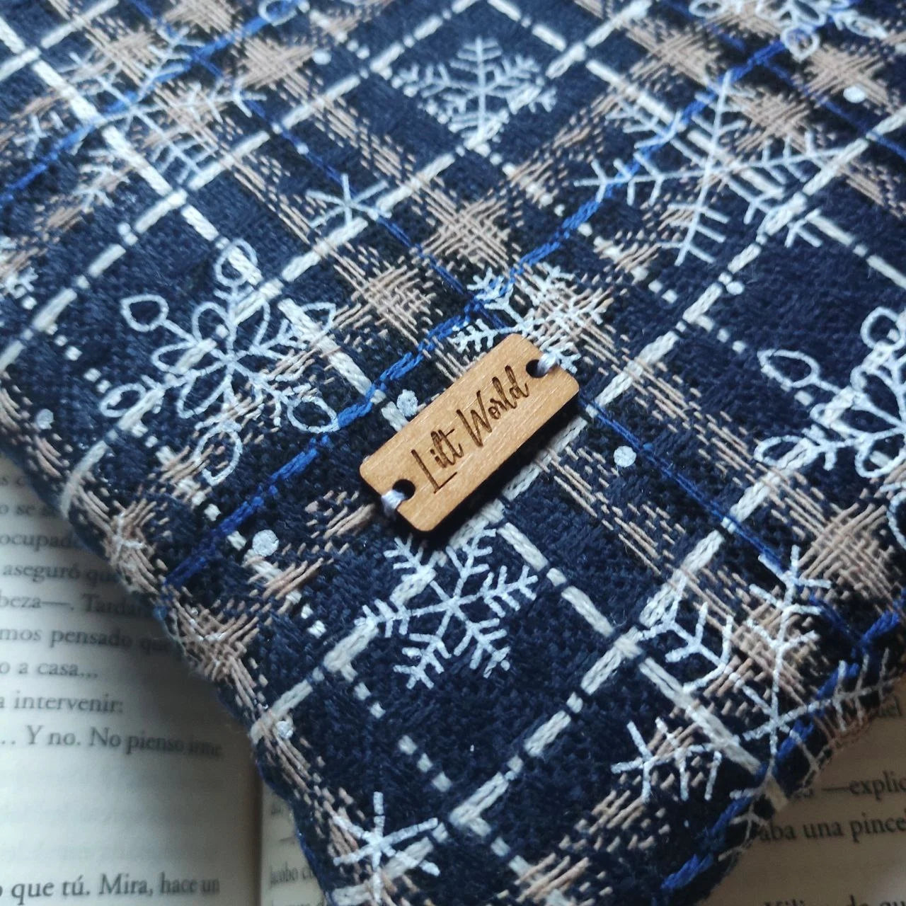 funda para libro con cuadrados azules