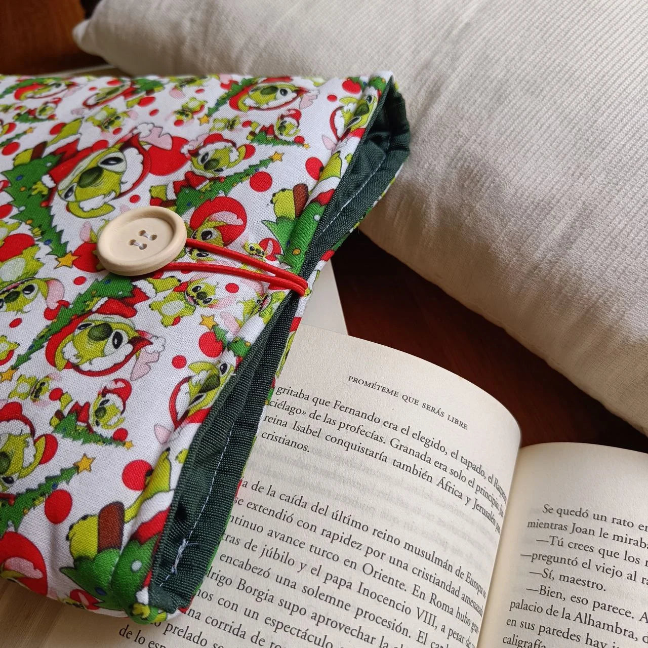 funda para libro con estampado de lilo y stitch  a modo grinch. Con interior rojo y boton de madera