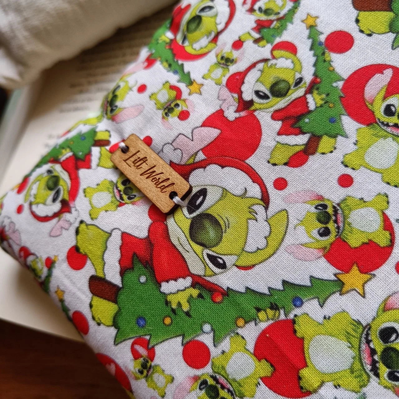 funda para libro con estampado de lilo y stitch  a modo grinch. con relleno extra