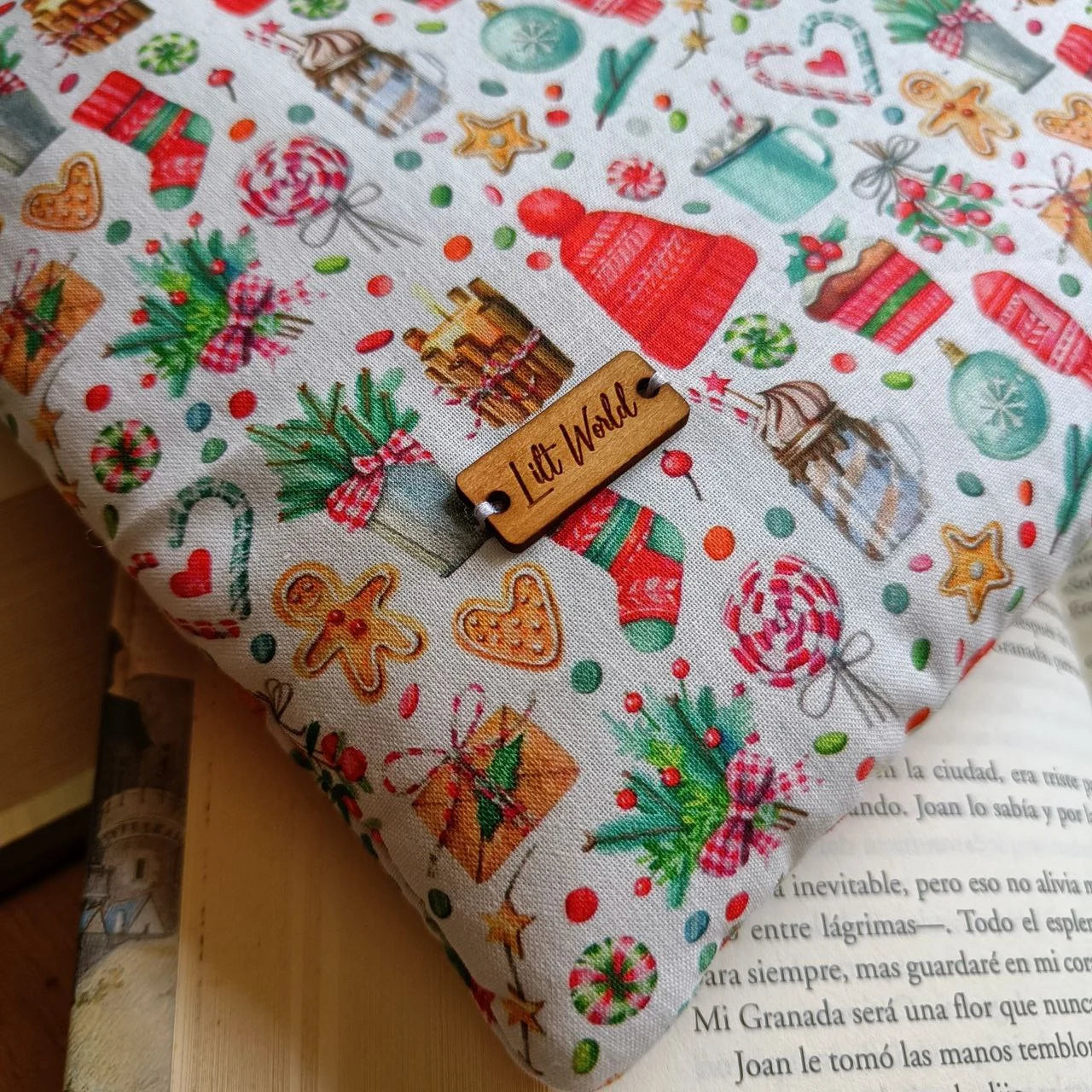 funda con estampado navideño, gorro de lana, planta, taza, invierno con boton de madera y chapa