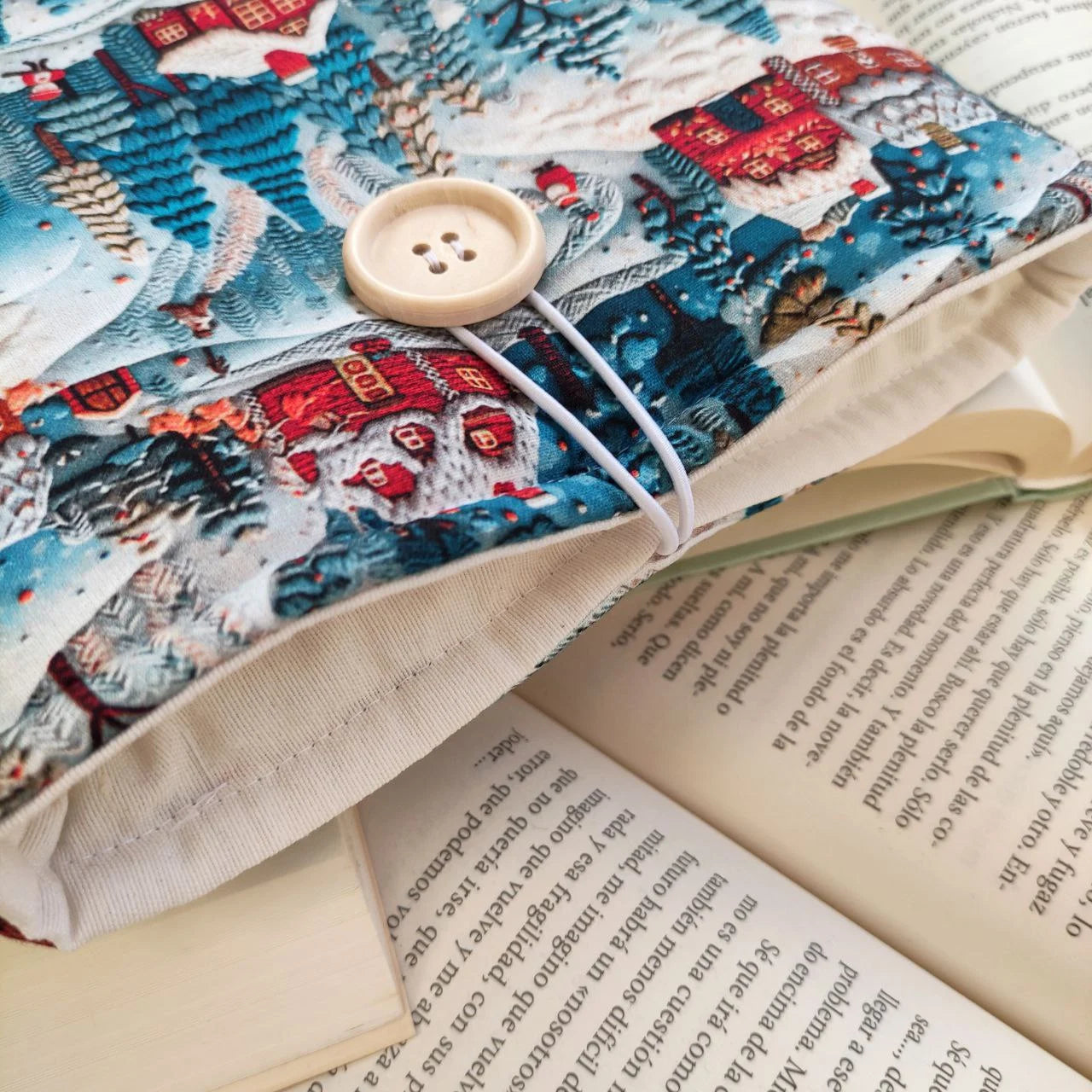 funda para libro y kindle con estampado de pueblo nevado e interior blanco