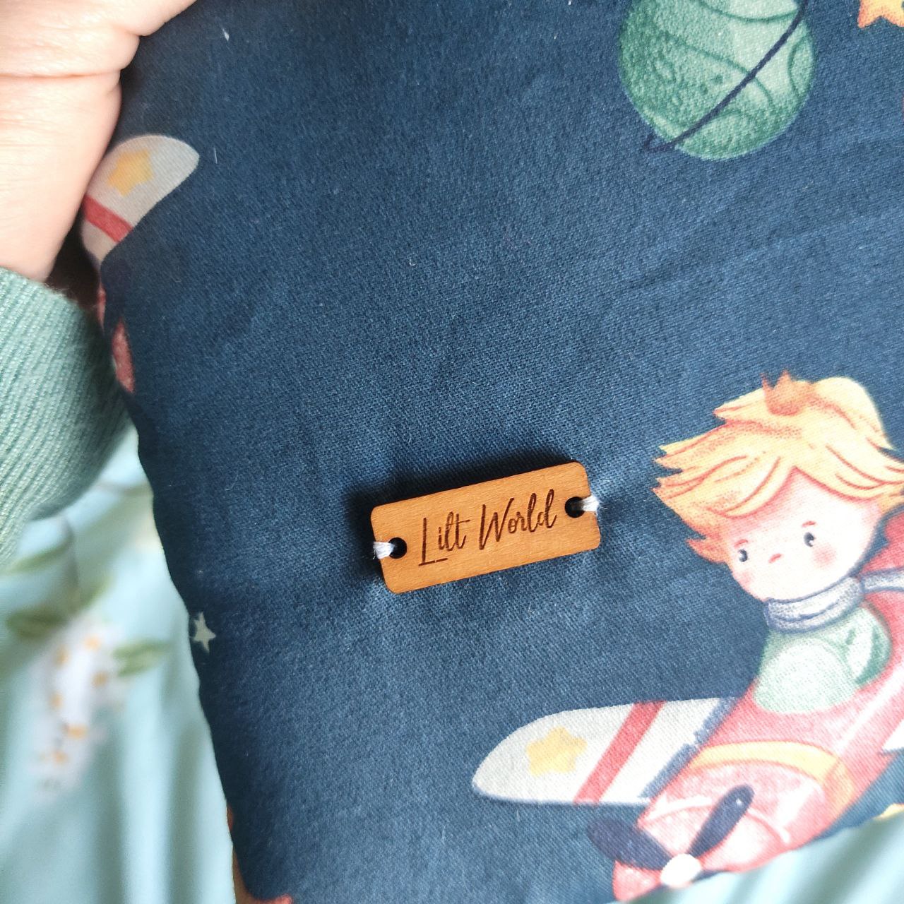 chapita de la marca liltworld en la funda del principito