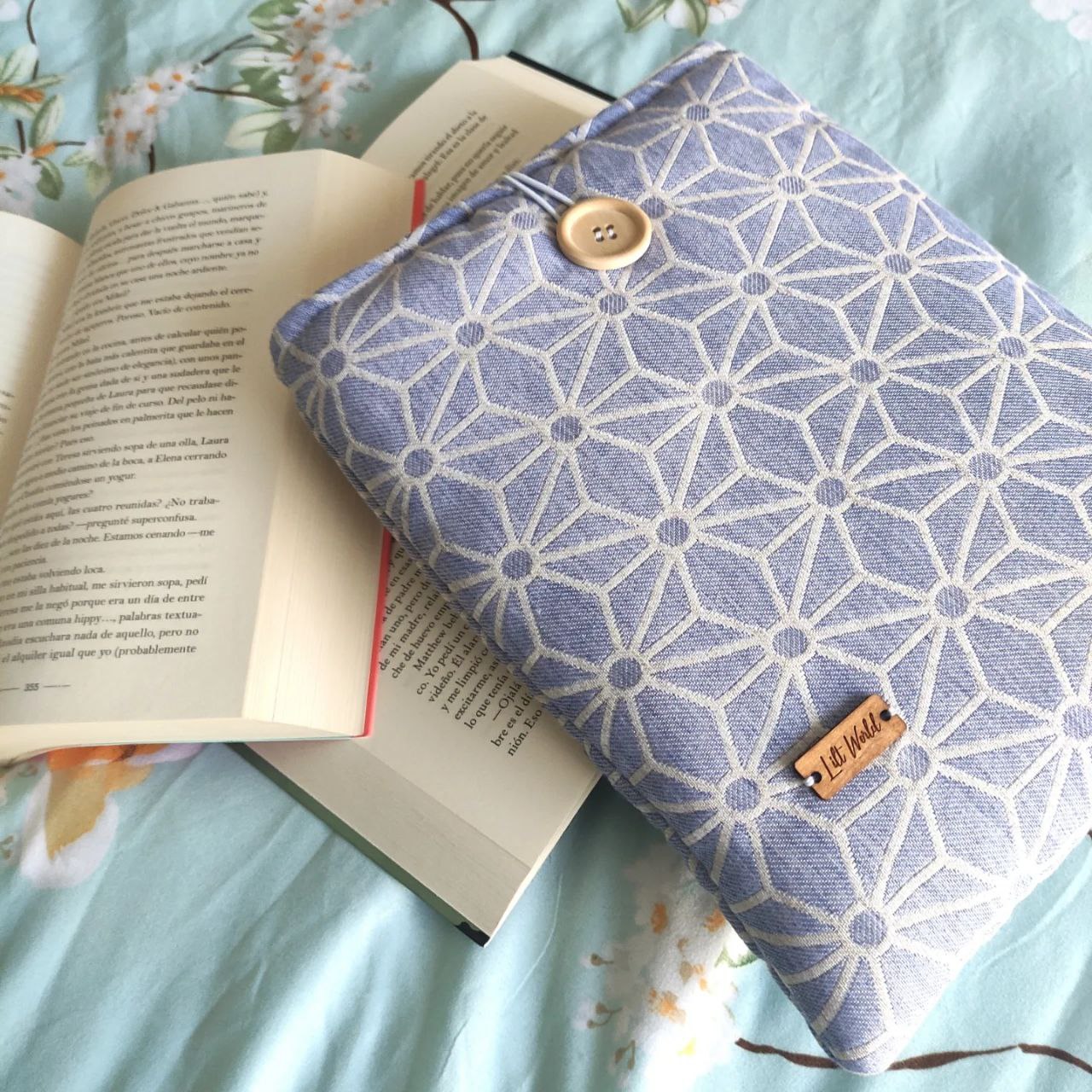 funda para libro azul con motivos blancos