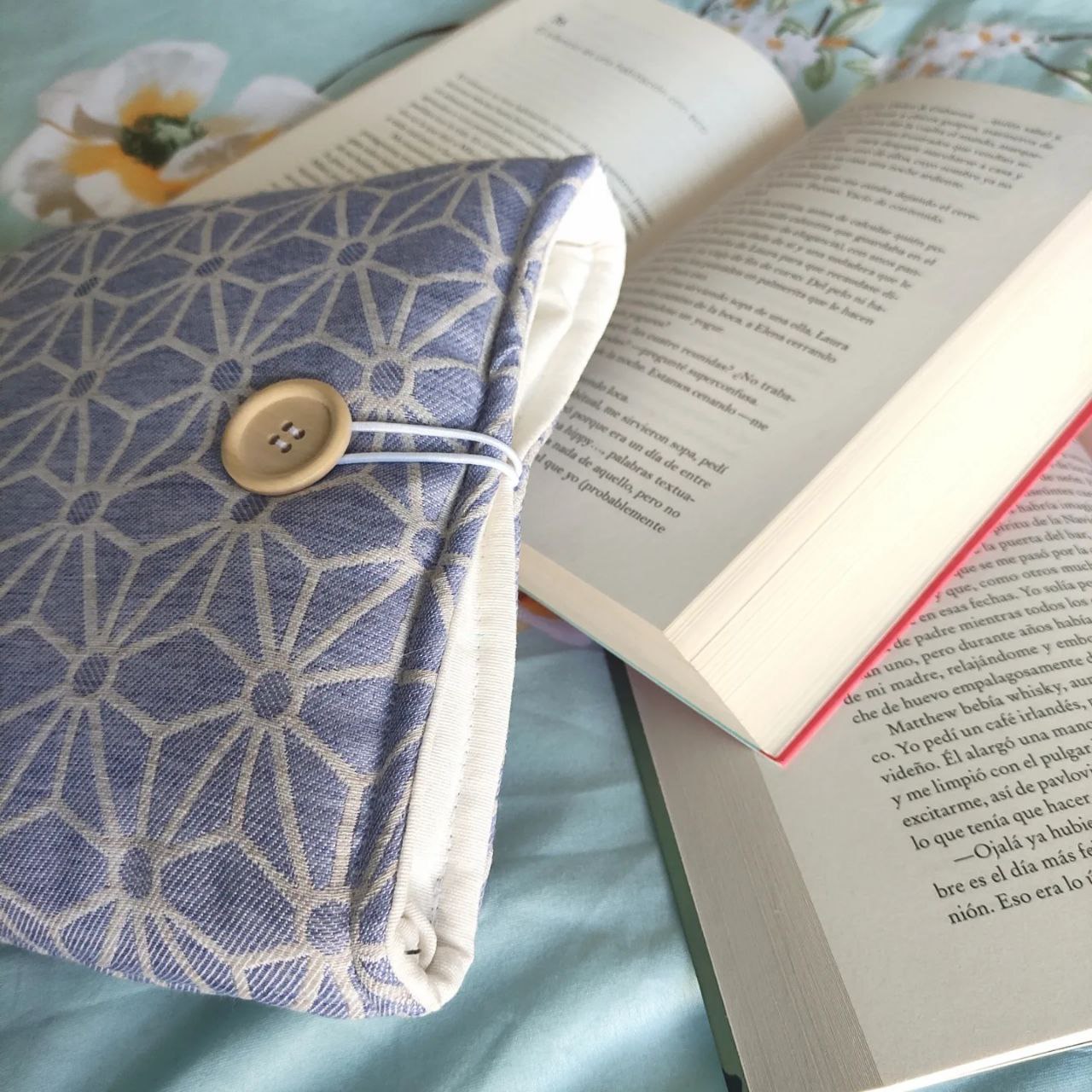 funda para libro azul con motivos blancos e interior blanco