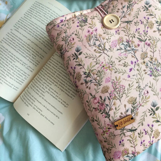 funda de tela rosa para libro con flores marca Lilt World