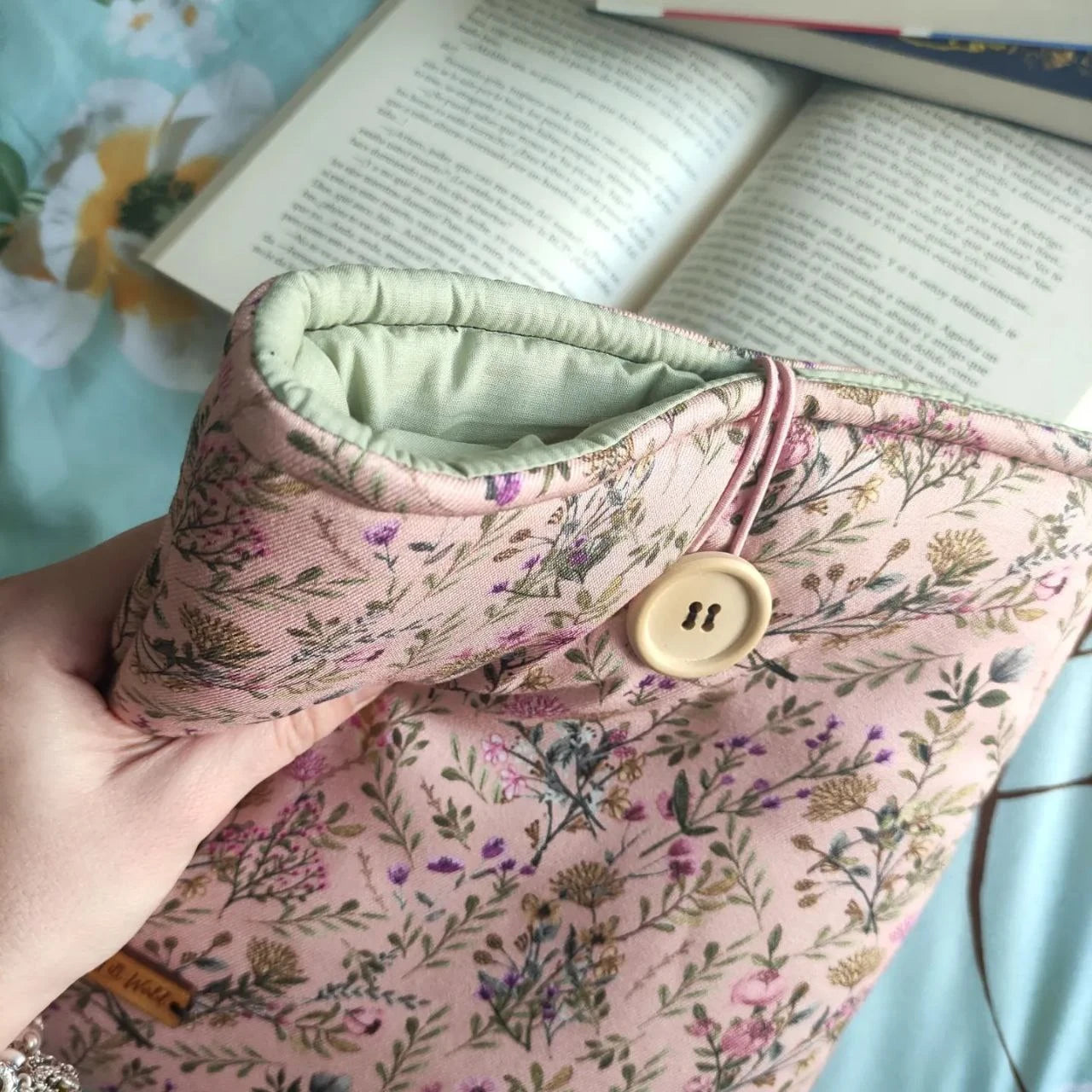 Funda de tela tipo saco para libros con flores