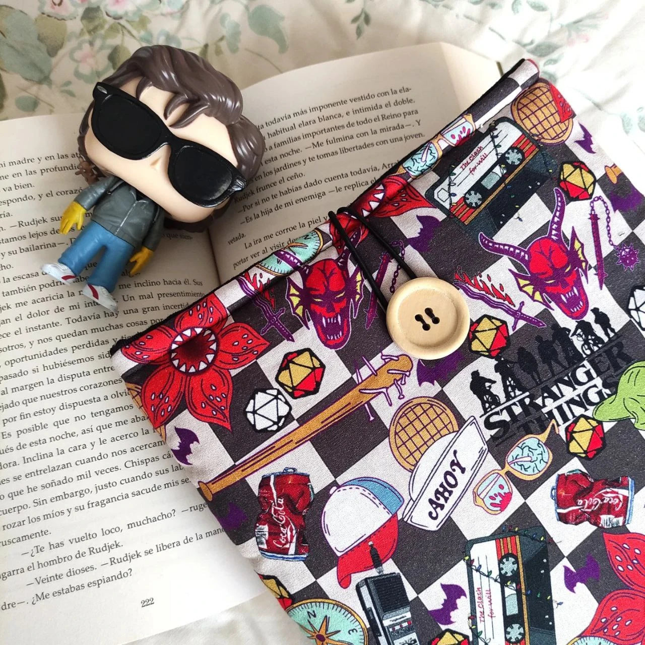 funda de tela para libro y kindle de stranger things