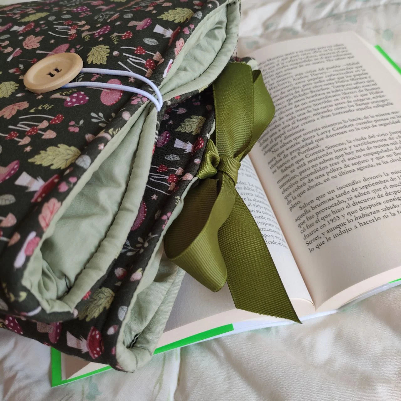 funda para libro floral elara con cierre de lazo