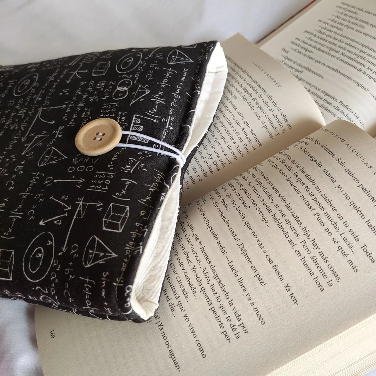 funda para libro con simbolos matematicos e interior blanco