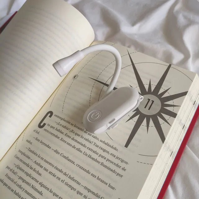 Luz de lectura portátil y compacta sobre novela abierta - Diseño ligero y ecológico con certificación ROHS