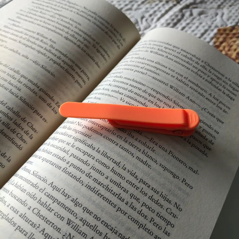 Marcapáginas automático de silicona color naranja marca lilt world