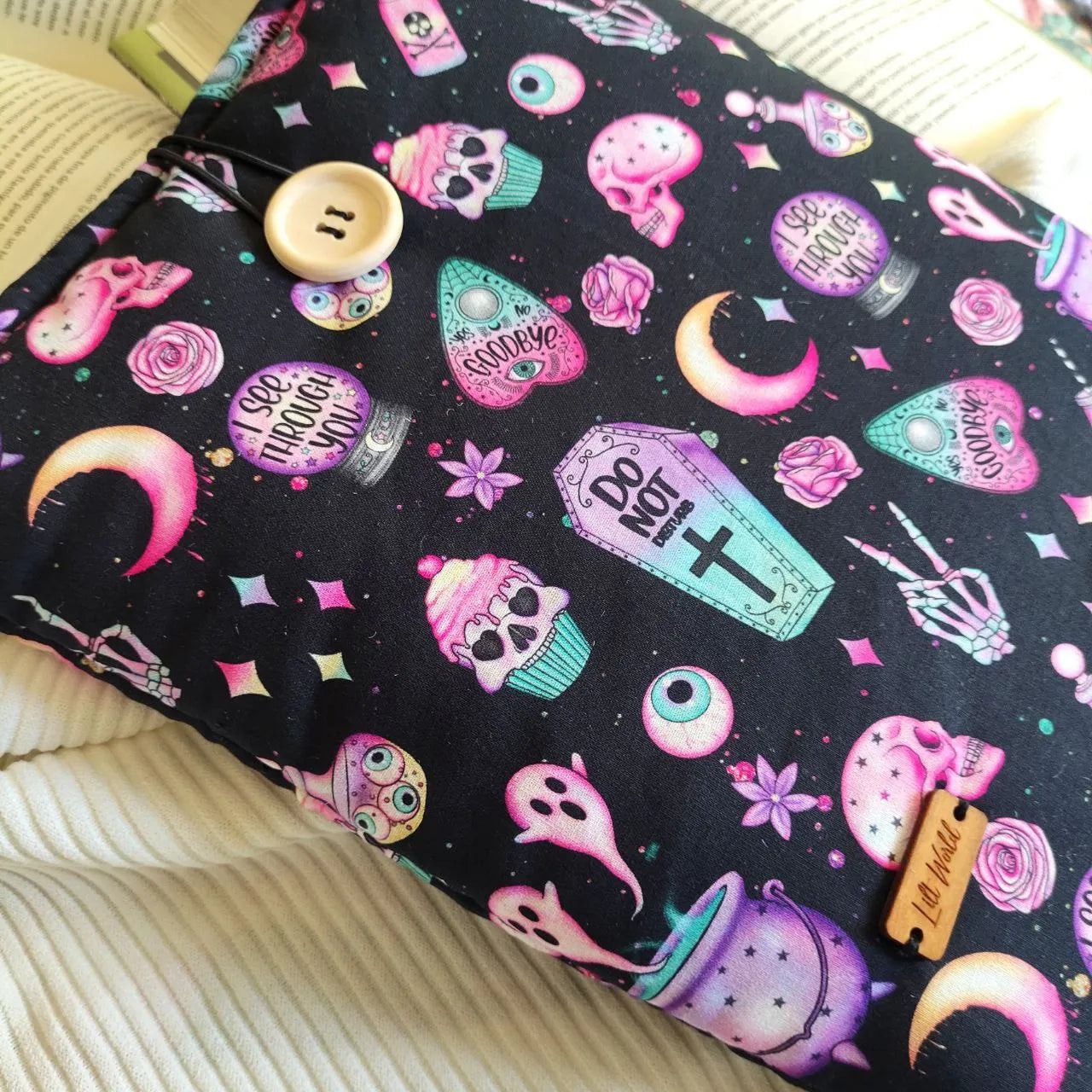 funda de tela acolchada tipo saco para libros, color negro con estampado rosa de terror, marca lilt world