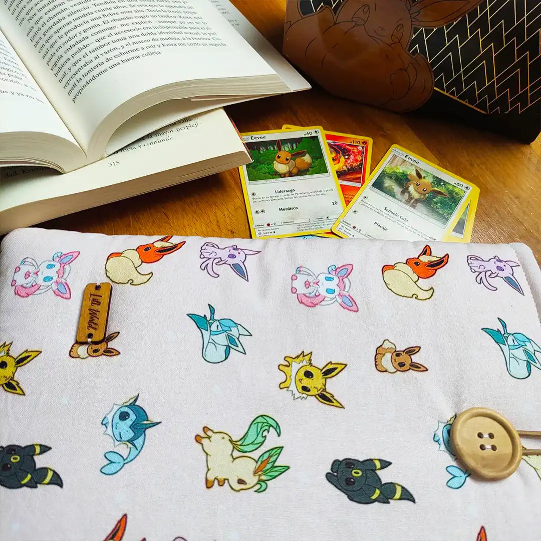 Funda de tela para libro y manga de Pokémon, tematizada con Eevee