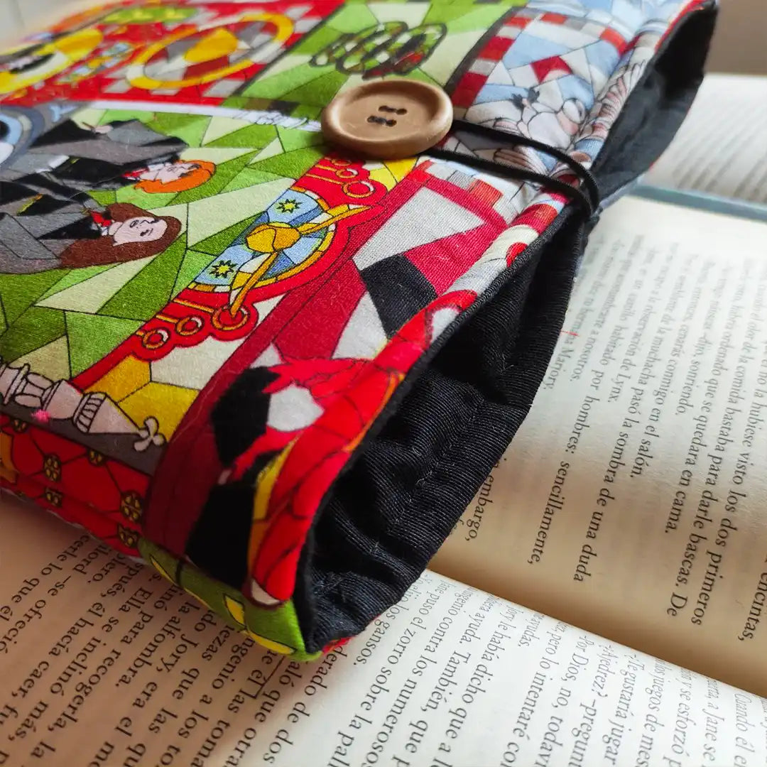 Funda elástica de tela acolchada para libros. Temática de Harry Potter