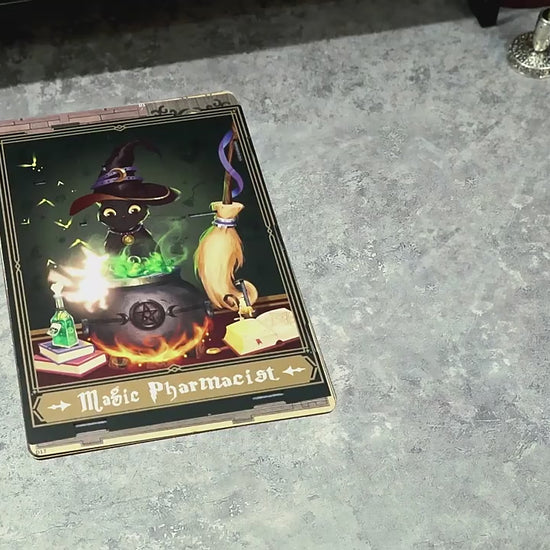 Vídeo en alta definición que muestra el proceso de montaje del kit DIY Magic Pharmacist de CuteBee, un recorrido por los detalles en miniatura del laboratorio y el funcionamiento de su iluminación LED táctil.