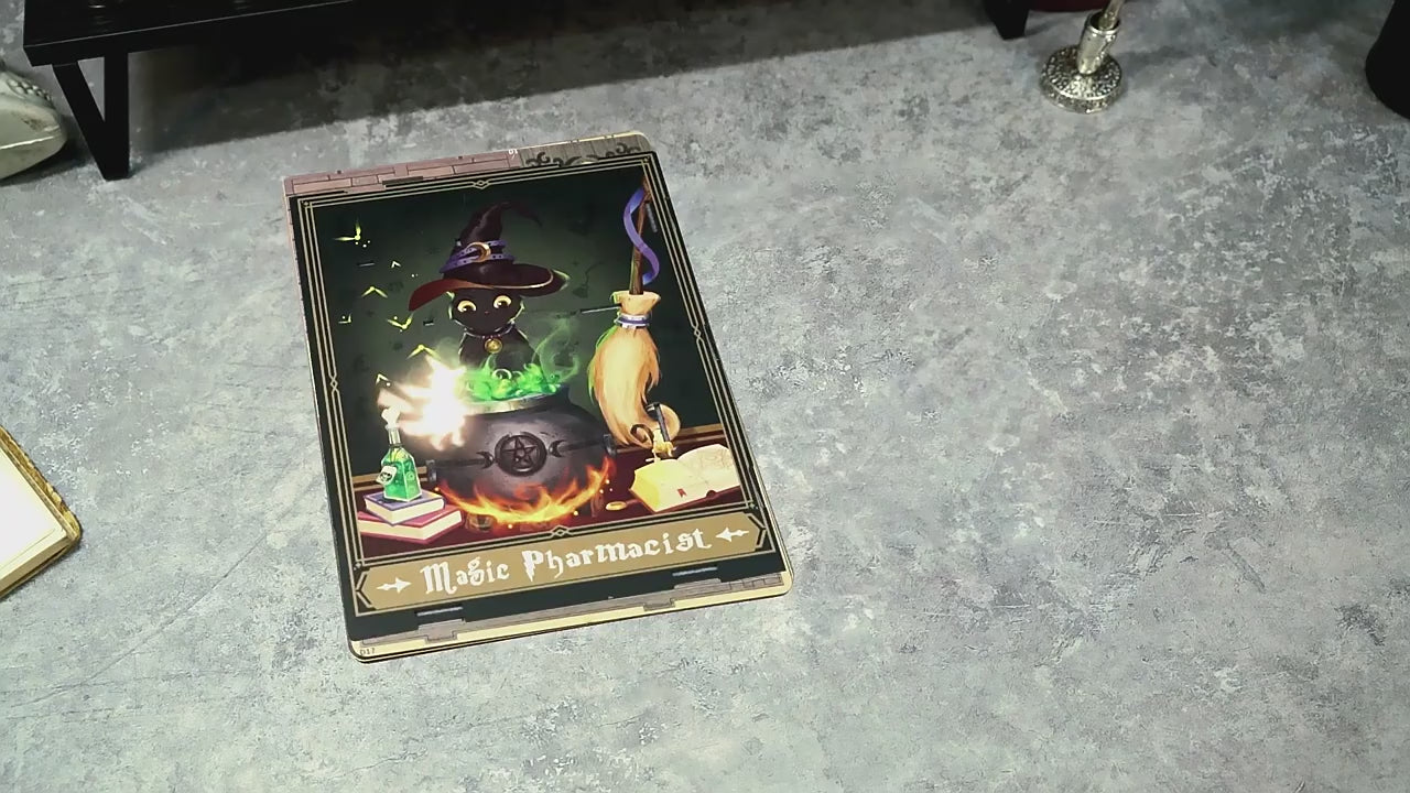 Vídeo en alta definición que muestra el proceso de montaje del kit DIY Magic Pharmacist de CuteBee, un recorrido por los detalles en miniatura del laboratorio y el funcionamiento de su iluminación LED táctil.