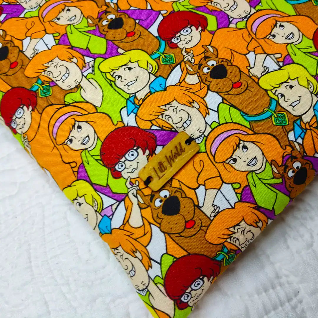 funda elástica de tela acolchada para libro tematizada con la serie de Scooby Doo