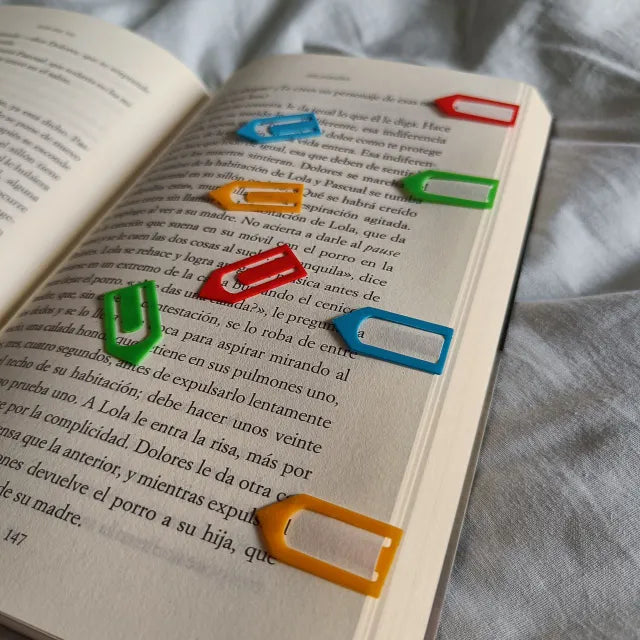 Marcapáginas de flecha señalando una frase dentro de un libro, ideal para marcar lecturas o resaltar textos.