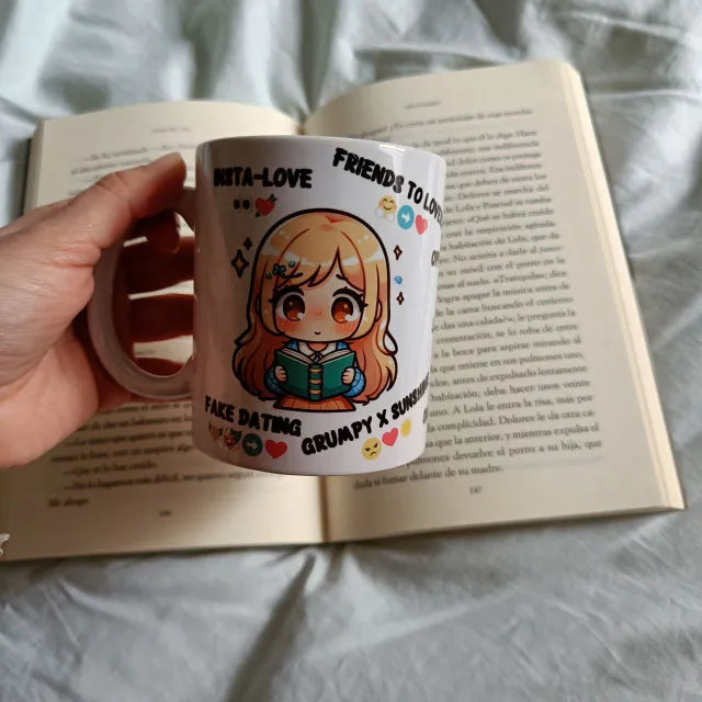  Taza de cerámica con clichés de novelas románticas y emojis.
