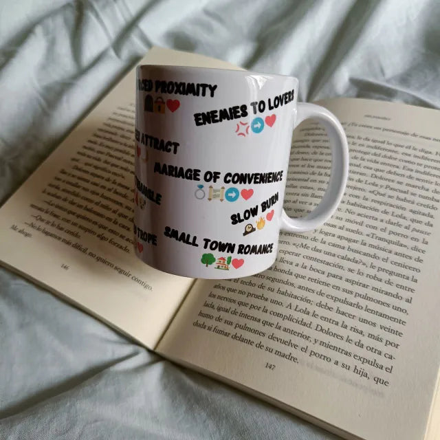 Taza para café o té con los clichés más famosos de la literatura romántica.
