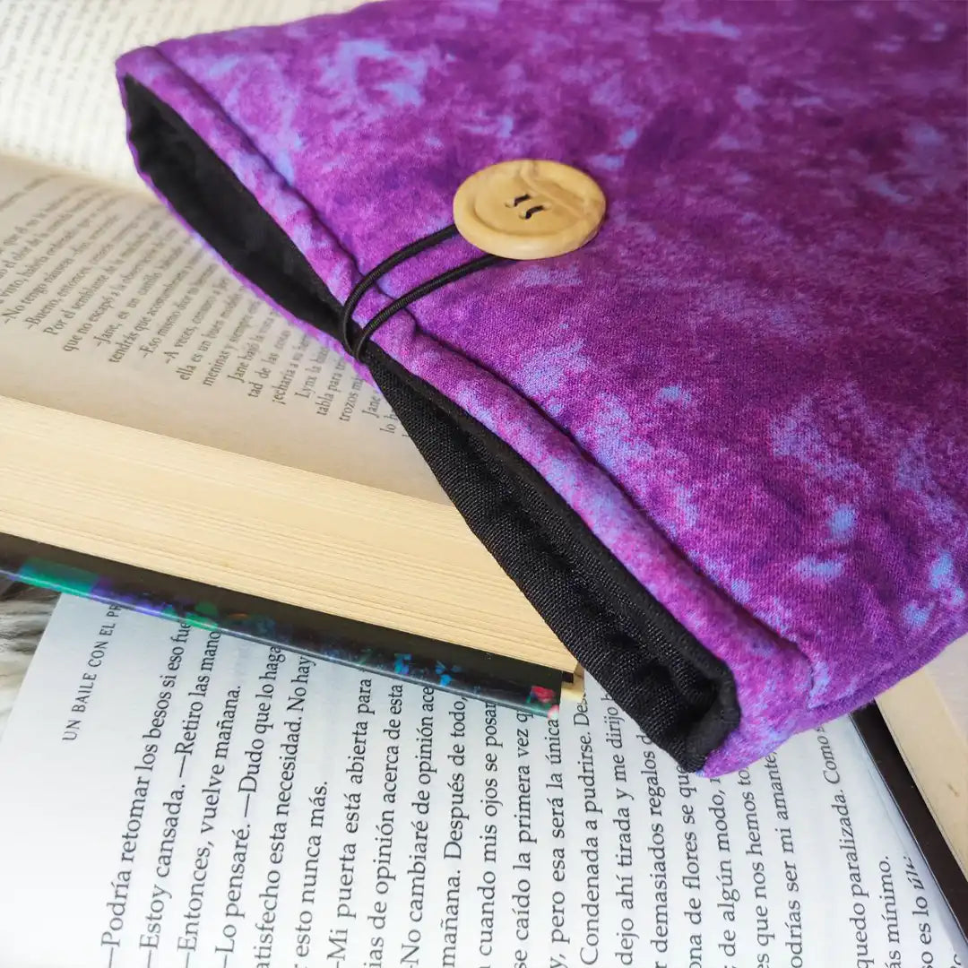 Funda elástica de tela acolchada para libros color morado y suave