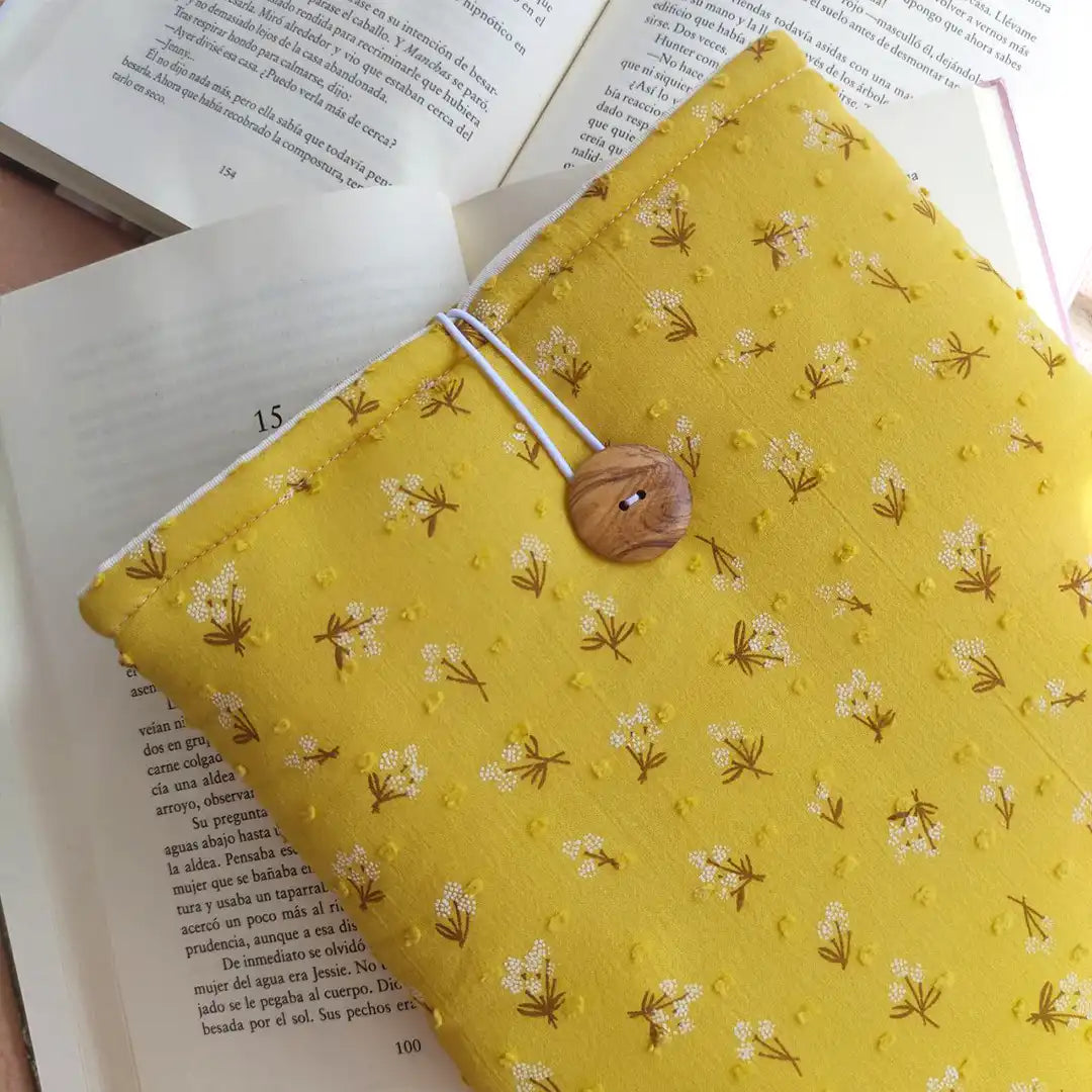 funda de tela amarilla con relieve para libro