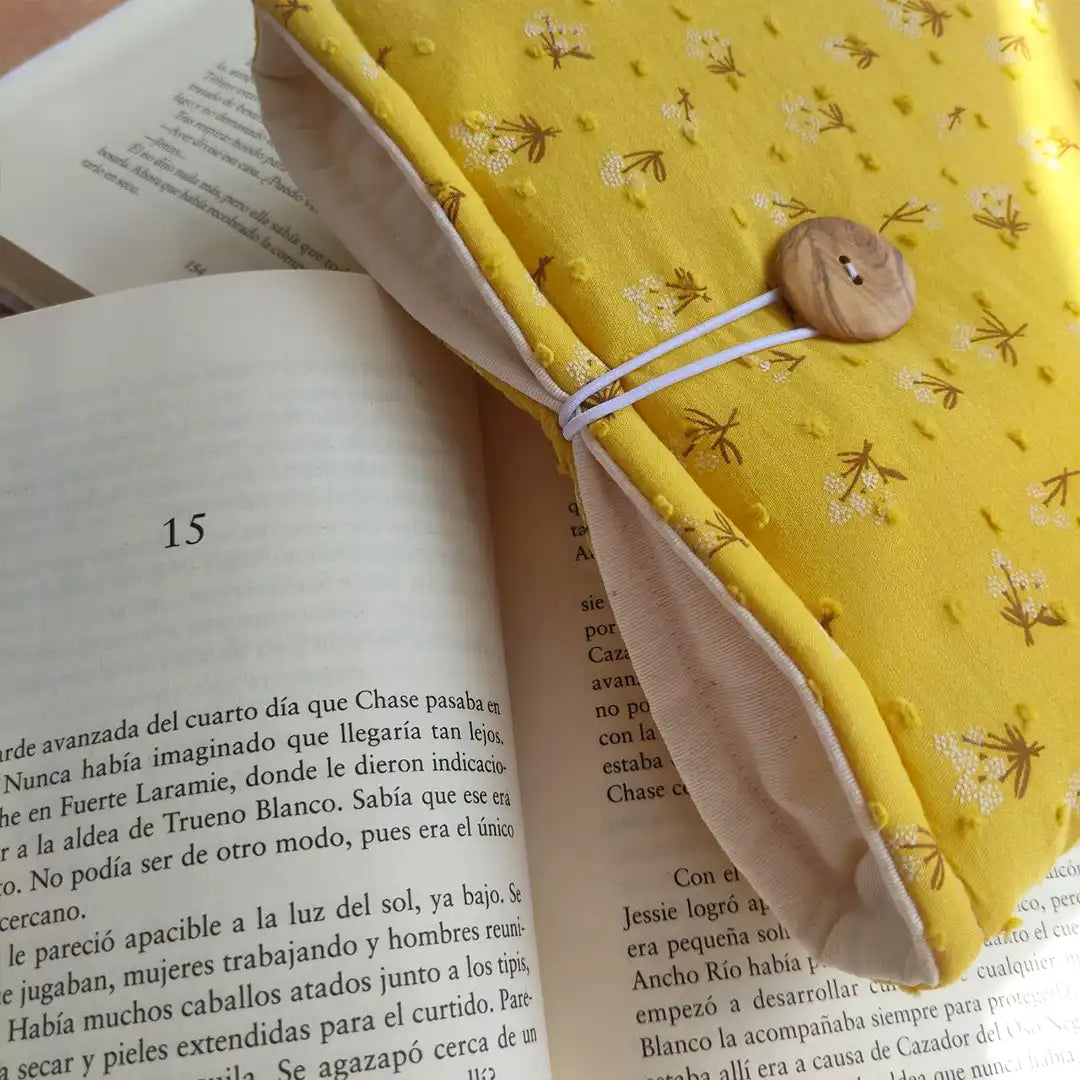 Funda acolchada para libro de color amarillo