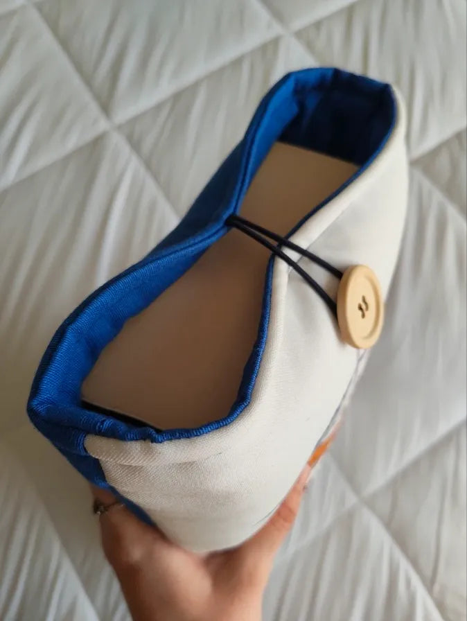 funda de libro azul con reverso acolchado