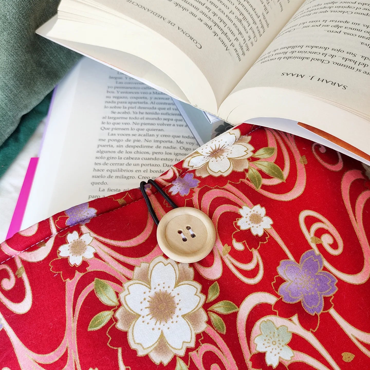 Funda de tela floral roja para libros
