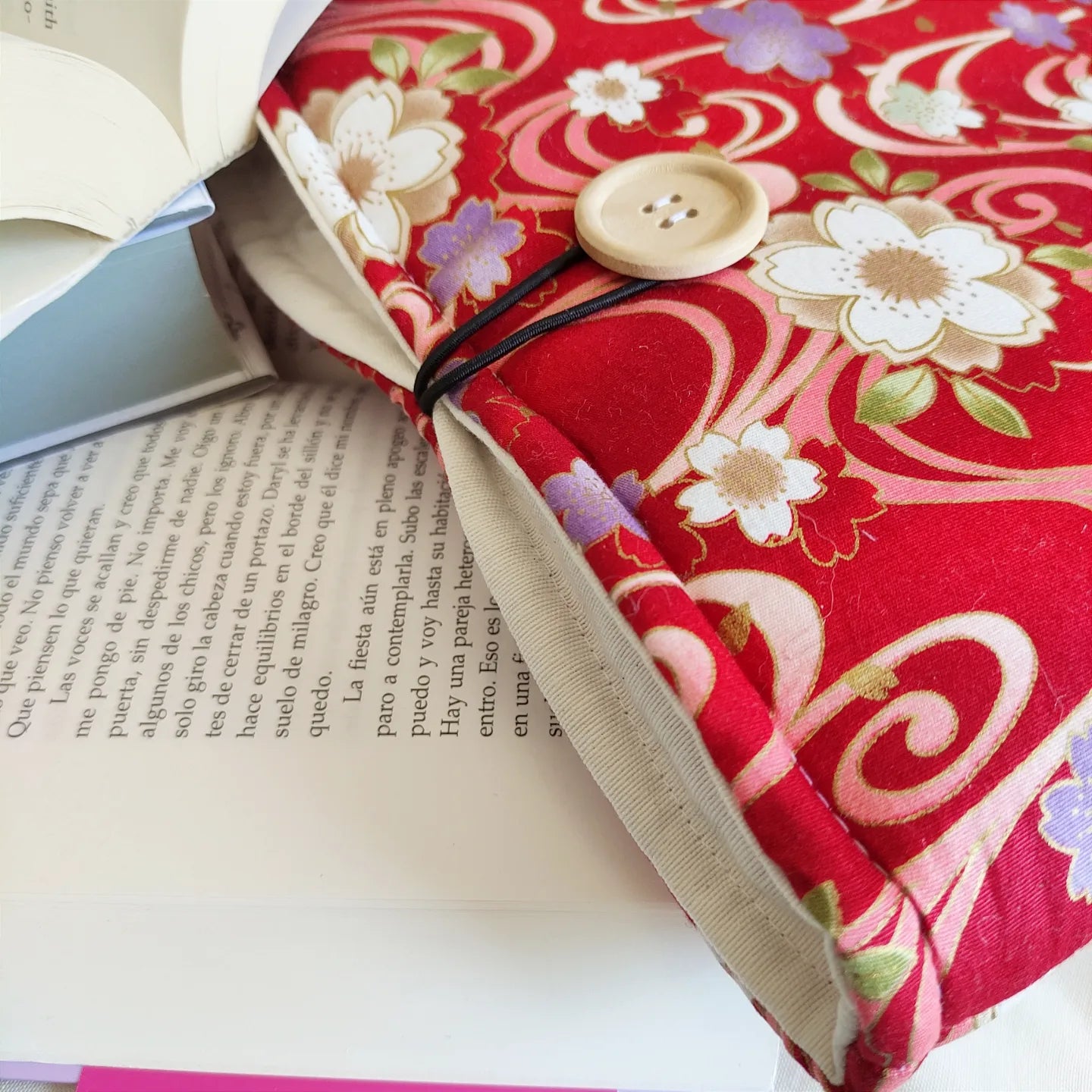 Funda acolchada con flores para libro, color rojo